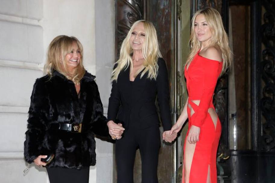 Qui, mamma e figlia con Donatella Versace alle sfilate di Parigi